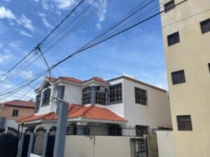 AMPLIA CASA EN VENTA – URB. LA ROSA, SANTIAGO DE LOS CABALLEROS.