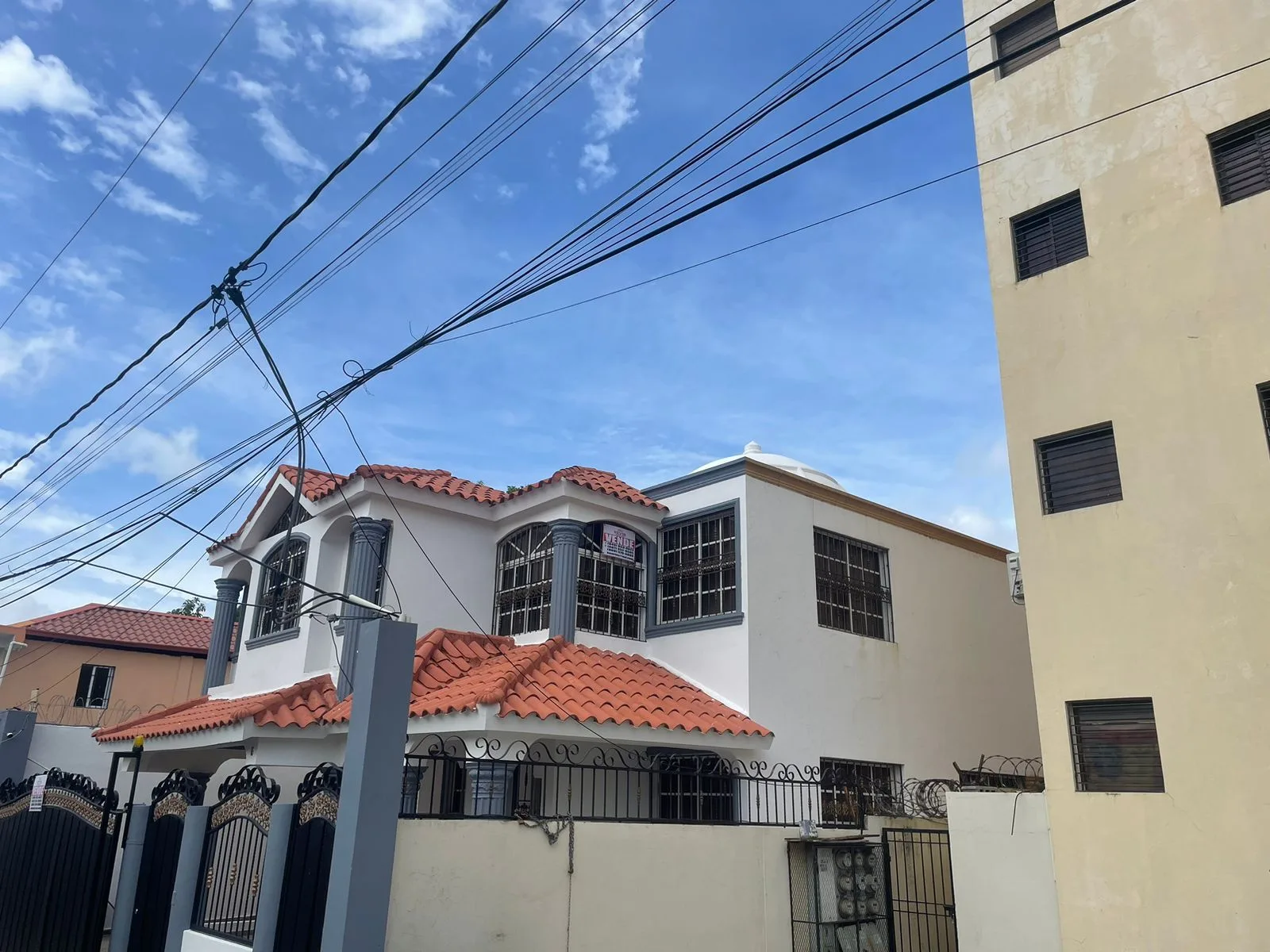AMPLIA CASA EN VENTA – URB. LA ROSA, SANTIAGO DE LOS CABALLEROS. - Vista 1