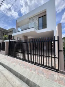 CASA EN VENTA – AV. 27 DE FEBRERO, SANTIAGO DE LOS CABALLEROS.