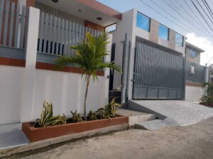 Casa en venta – Urbanización Los Prados, Santiago