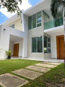 Casa en Venta Reparto Ulises Pérez Gurabo, Residencial Cerrado y Madera en Roble