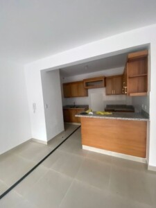 Apartamento en Alquiler – Primer Nivel con Patio en Los Álamos