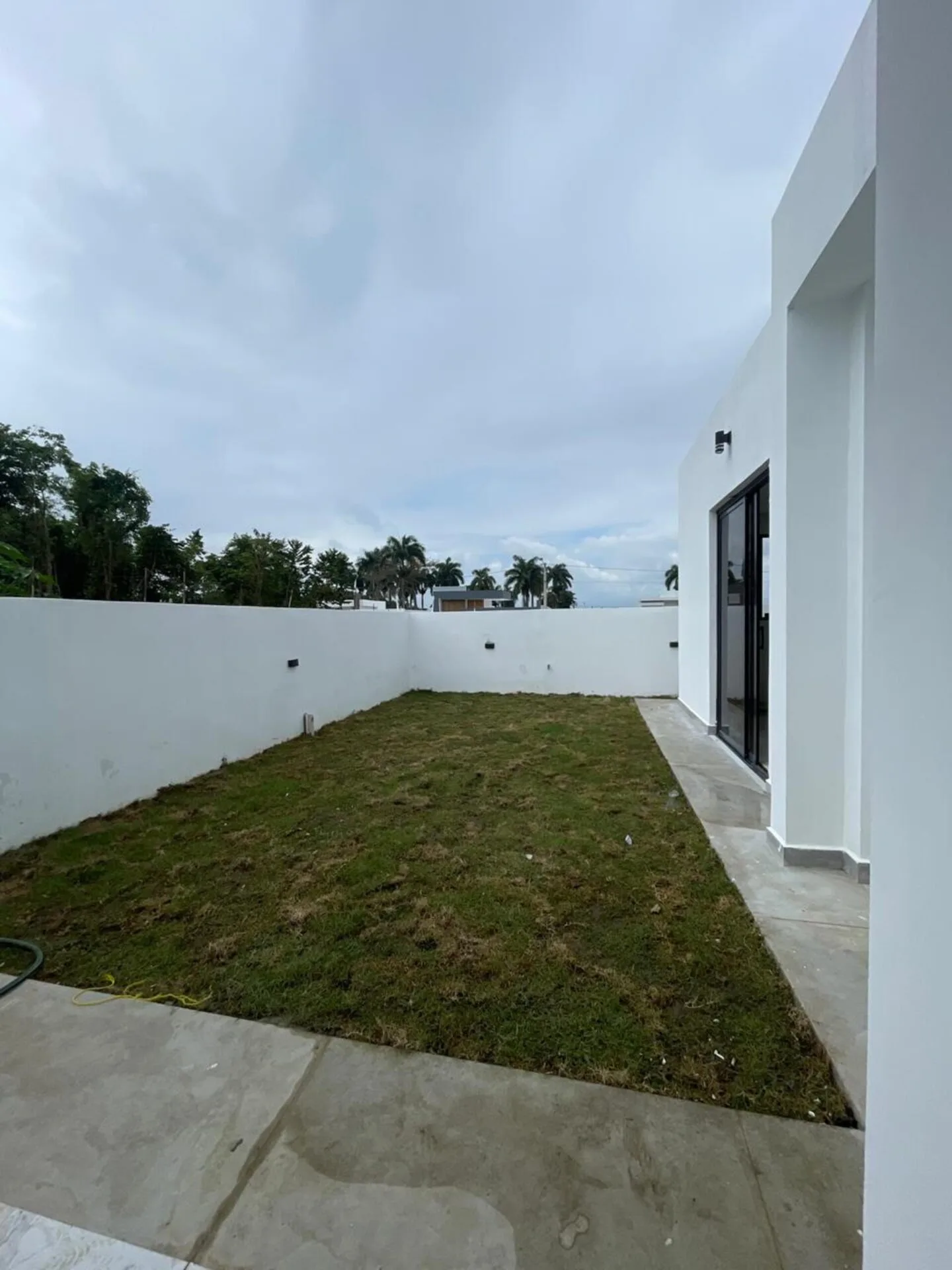 Vivienda en Gurabo con Amplios Espacios y Patio Privado - Vista 4