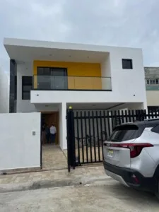 Elegante Casa de Dos Niveles en Santiago con Amplios Espacios