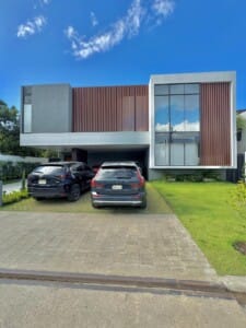 Residencia de Lujo en Venta en Las Carmelitas Santiago | Piscina y Jardín Privado