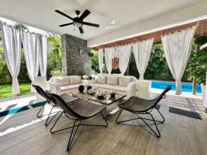 Casa en Venta en Los Samanes | Diseño Moderno con Piscina y Jardín 2 Casa en Venta en Los Samanes | Diseño Moderno con Piscina y Jardín
