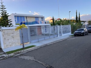 Residencia de Lujo en Venta en Cerros de Gurabo, Santiago | Piscina y Gimnasio