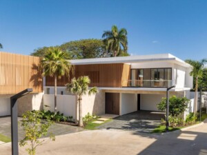 Residencia Exclusiva en Venta con 4 Parqueos y Patio Privado