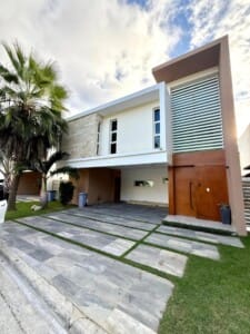 Casa en Venta Amueblada con Piscina en Llanos de Gurabo, | 3 Habitaciones y Paneles Solares