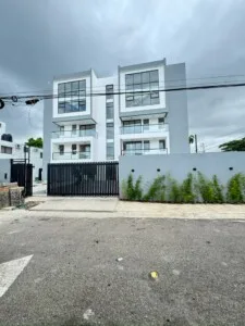 Apartamento en venta en Los Laureles, Santiago | Primer piso con patio privado | US$218,000