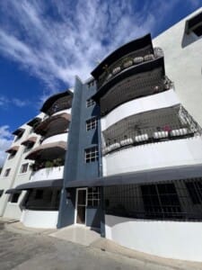 Se renta hermoso apartamento en primer nivel – Avenida Rafael Vidal